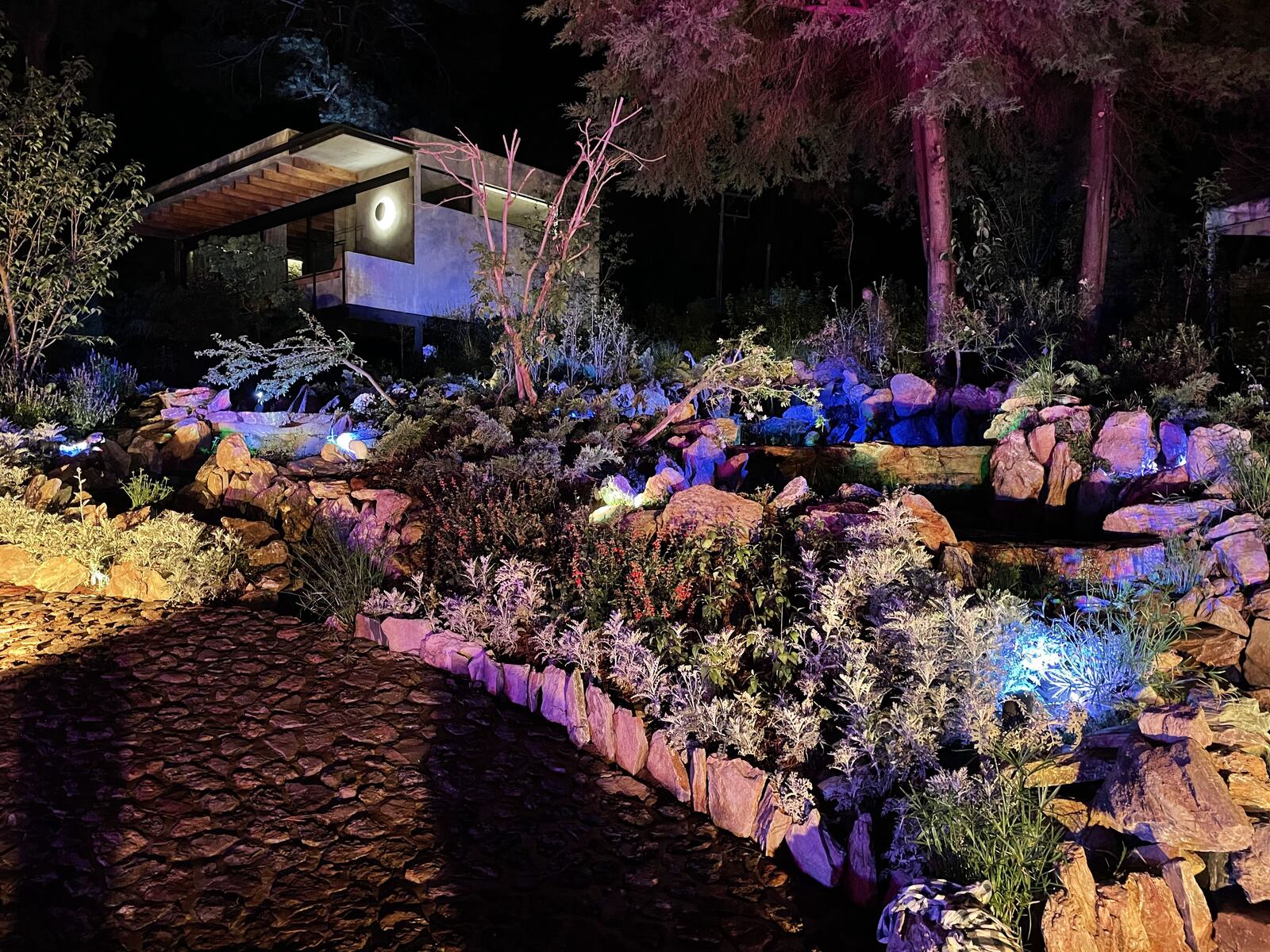 Jardín de rocalla iluminado de noche